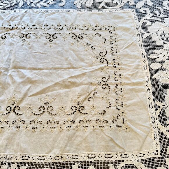 Beautiful Vintage Two Tone Lace Tablecloth  66x81" scalloped & lace edges - Picture 2 of 13